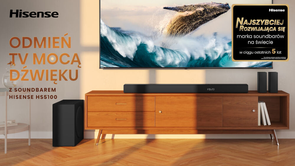 Soundbar HISENSE HS5100 - Kinowa jakość w Twoim domu, soundbar położony na komodzie w salonie, telewzior na ścianie