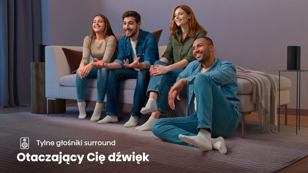 Soundbar HISENSE HS5100 - Poczuj dźwięk wokół siebie, ludzie siedzący na kanapie, Głośnik stojący na stoliku