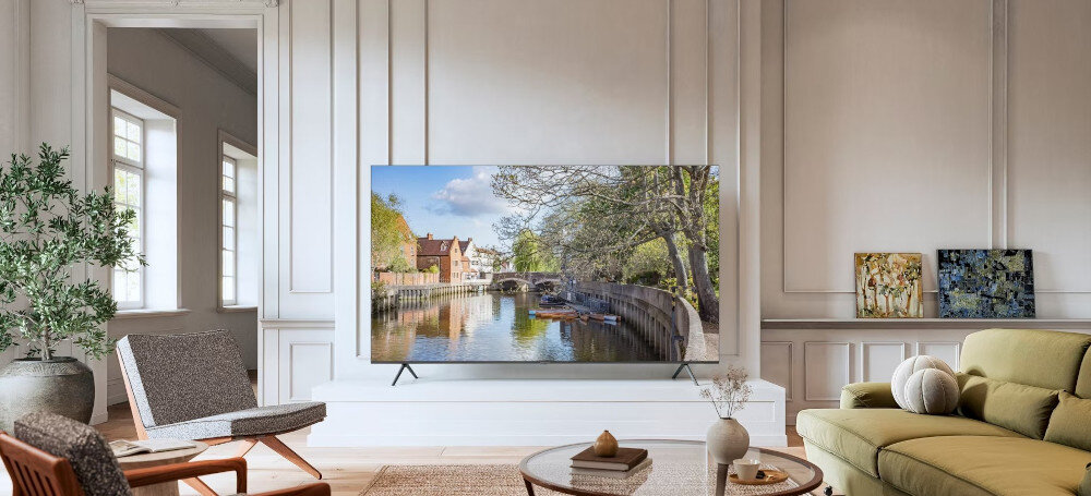 Telewizor PANASONIC TV65W95BEG z technologią Mini LED i systemem Fire TV zapewniający olśniewający kontrast i żywe kolory, telewizor stojący na komodzie w pomieszczeniu