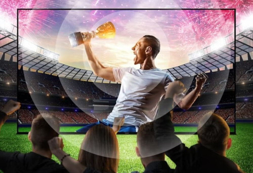 PANASONIC TV65W95BEG Dolby Atmos dźwięk przestrzenny jak na stadionie, osoby siedzące na kanapie oglądające mecz