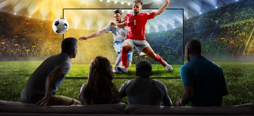 PANASONIC TV55W95BEG ekran 4K LED z dźwiękiem przestrzennym do sportu, osoby siedzące na kanapie oglądające mecz