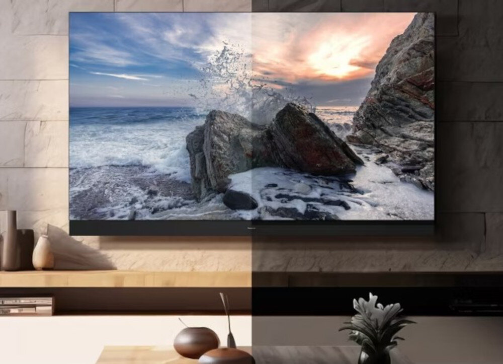 PANASONIC TV55W95BEG Dolby Vision IQ czujnik światła dopasowanie obrazu, telewizor zawieszony na ścianie w pomieszczeniu, dzień i noc