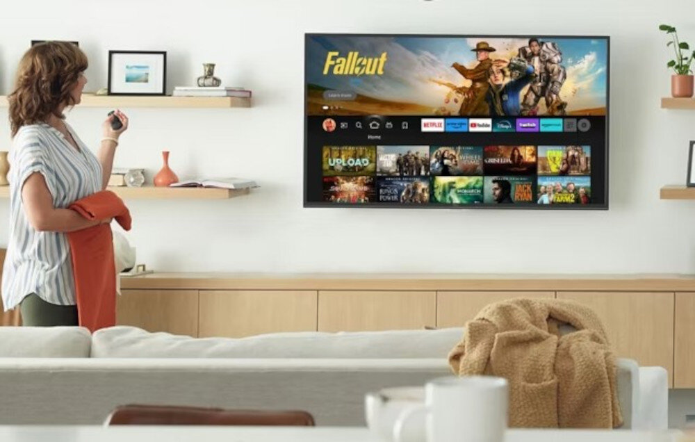 PANASONIC TV55W95BEG obsługa głosowa Alexa sterowanie funkcjami, telewizor zawieszony na ścianie w pomieszczeniu