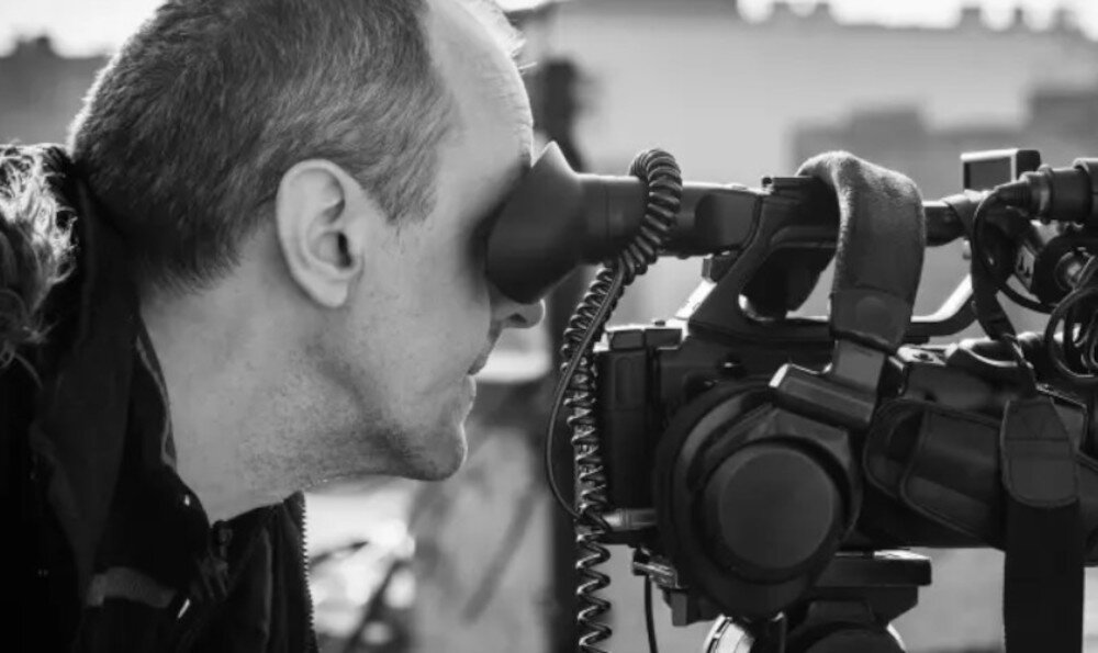 PANASONIC TV-65Z95BEG tryb filmowca kolory kontrast jasność, osoba obsługująca kamerę