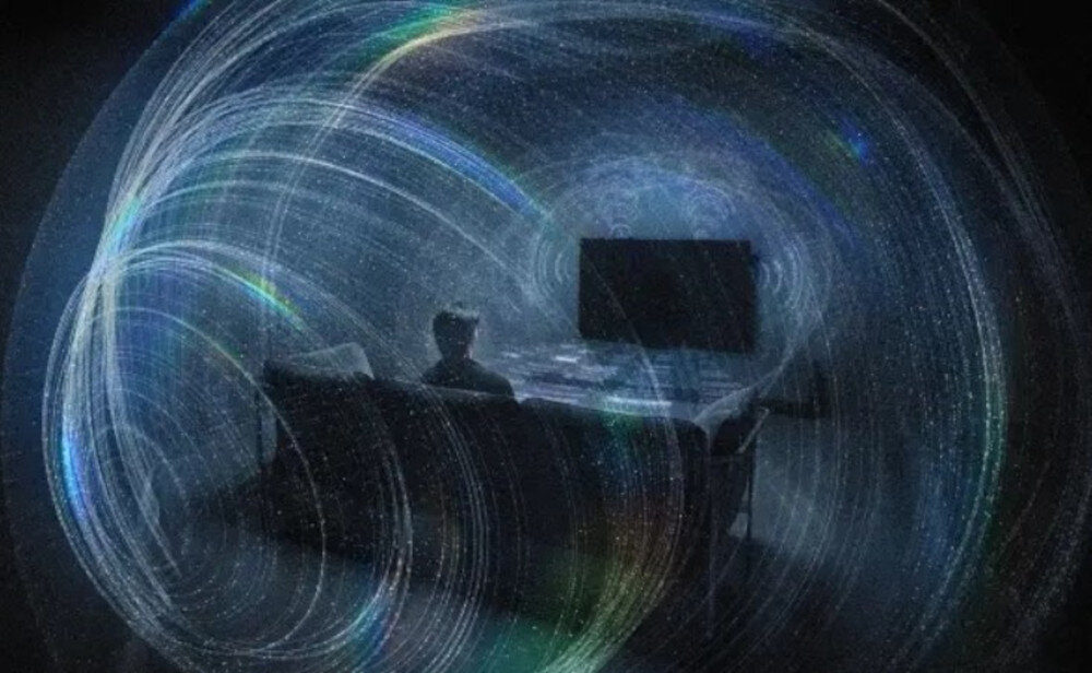 Telewizor PANASONIC TV-65Z95BEG 360 Soundscape Pro Dolby Atmos dźwięk, osoba siedząca na kanapie otoczona dźwiękiem