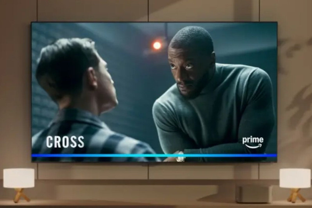 Telewizor PANASONIC TV-77Z95BEG sterowanie głosowe Alexa wygoda, telewizor zawieszony na ścianie w pomieszczeniu