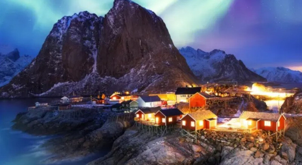 Telewizor PANASONIC TV-77Z95BEG HDR HLG HDR10 Dolby Vision kolory jasność, miasteczko połozone w górach nad akwenem wodnym