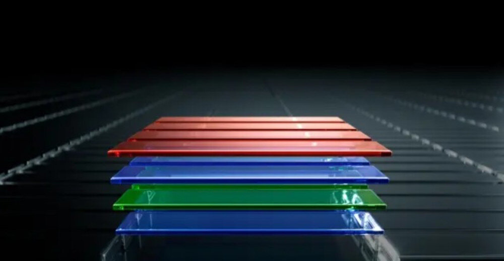 Telewizor PANASONIC TV-77Z95BEG 4-warstwy subpikseli RGB jasność kolory, cztery szklane struktury na ciemnym tle