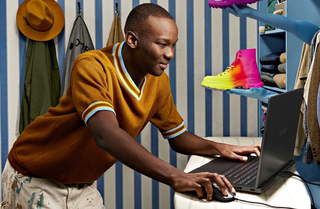 Laptop HP Omen 16 - Mężczyzna używa laptopa HP Omen 16 w pokoju, w którym widoczne są kolorowe obuwie.  