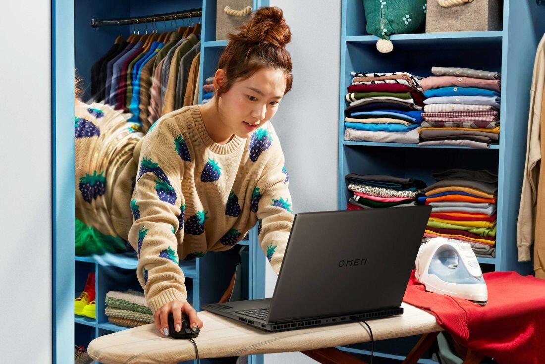 Laptop HP Omen 16 - Laptop HP Omen 16 z otwartą klapą, charakteryzujący się żywym i kolorowym wzorem.   