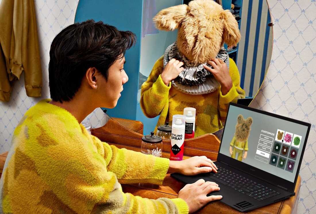 Laptop HP Omen 16 - Mężczyzna siedzi przed laptopem HP Omen 16, łącząc zabawę z technologią w nietypowy sposób. 