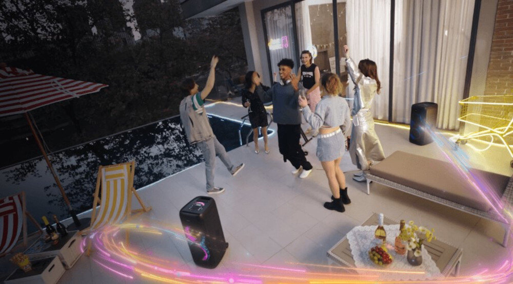 Power Audio HISENSE Party Thunder mobilność kółka wysuwana rączka łatwy transport, ludzie bawiący się w rytm muzyki, power audio stojące na podłodze