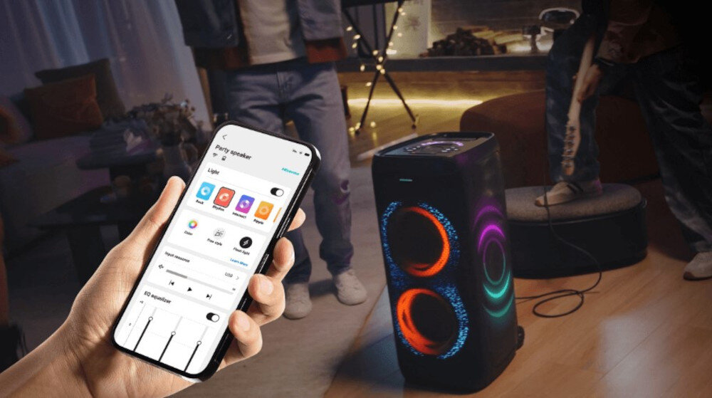 Power Audio HISENSE Party Thunder wodoodporny IPX4 ochrona przed zachlapaniem, osoba trzymająca smartfon w ręku, urządzenie stojące na podłodze