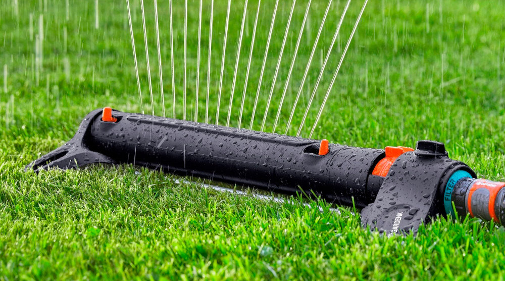 Zraszacz GARDENA Aquazoom S 18710-20 trawnik zraszacz na trawniku widok z boku efektywne nawadnianie wygodne podlewanie ogrodu zraszanie