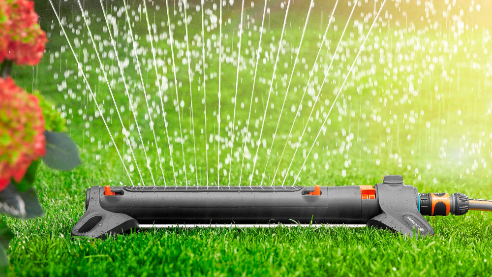 Zraszacz GARDENA Aquazoom S 18710-20 trawnik zraszacz na trawniku obok kwiaty z tworzywa sztucznego odpornego na promieniowanie UV i niskie temperatury nie ulega deformacji pod wpływem słońca nie pęka przy niskich temperaturach