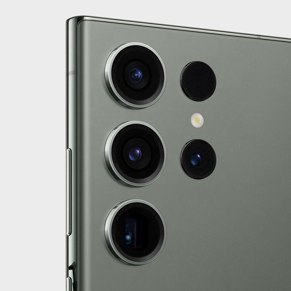 Zbliżenie na Galaxy S23 Ultra podkreślające wytrzymałą obudowę smartfonu Zbliżenie na Galaxy S23 Ultra podkreślające wytrzymałą obudowę smartfonu