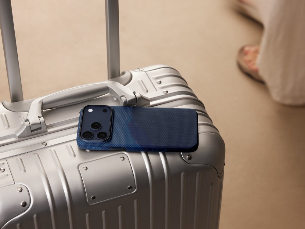 Etui PITAKA Ultra-Slim MagSafe
                etui widoczne z tyłu leżące na walizce