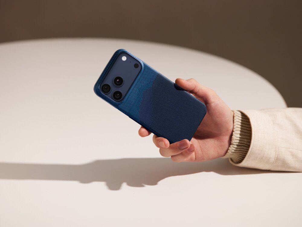 Etui PITAKA Ultra-Slim MagSafe
                etui widoczne z tyłu w dłoni
                włókno aramidowe klasa lotnicza pięć razy mocniejsze od stali zabezpiecza telefon nie zwiększa gabarytów cienkie lekkie etui