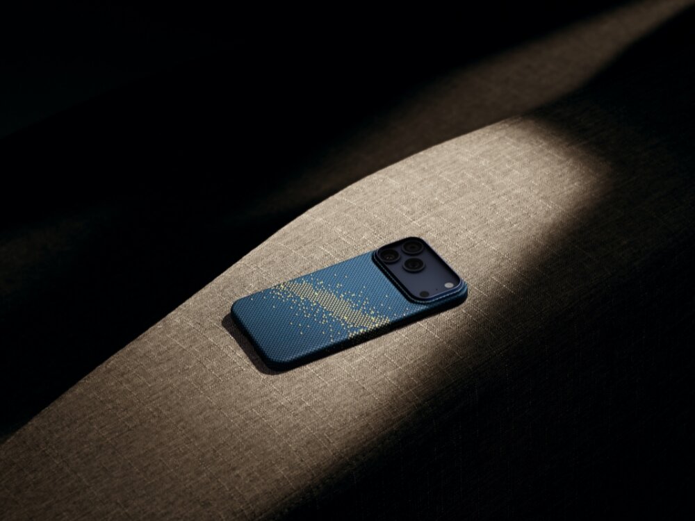 Etui PITAKA Ultra-Slim MagSafe
                etui leżące na kanapie widoczne od tyłu w strumieniu światła