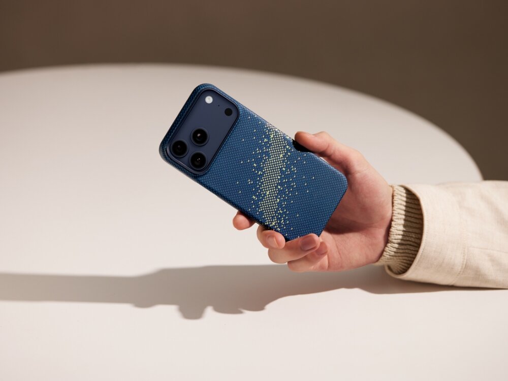 Etui PITAKA Ultra-Slim MagSafe
                etui w dłoni widoczne od tyłu
                włókno aramidowe klasa lotnicza pięć razy mocniejsze od stali zabezpiecza telefon nie zwiększa gabarytów cienkie lekkie etui