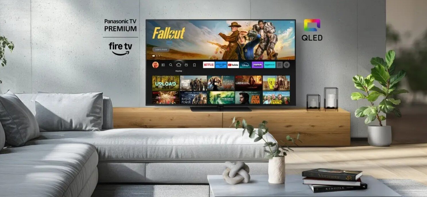 Telewizor PANASONIC TV-43W85BEZ QLED 4K 120 Hz wbudowany Fire TV obraz pełen detali i barw, telewizor stojący na komodzie w pomieszczeniu