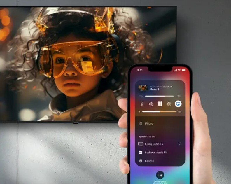 Telewizor PANASONIC TV-50W85BEZ AirPlay udostępnianie filmów zdjęć muzyki z urządzeń Apple, telewizor zawieszony na ścianie, ręka trzymająca smartfon