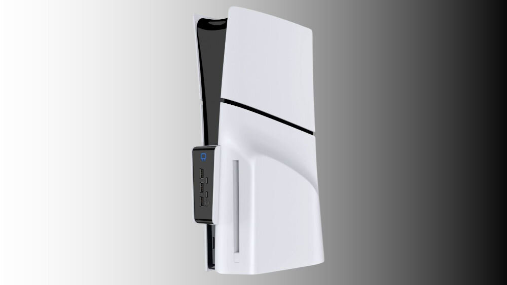 Hub USB VENOM VS5021 do PS5 Slim hub podłączony do konsoli na szarym tle z gradientem PS5 Slim 5 dodatkowych portów 3 x USB 2.0 2 x USB-C funkcjonalność rozszerz możliwości akcesoria