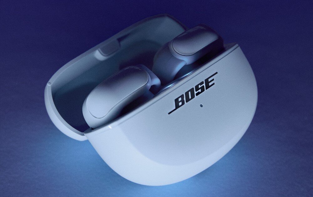 Słuchawki powietrzne BOSE Ultra Open Otwórz brzmienie w świecie, etui z słuchawkami lezące na blacie