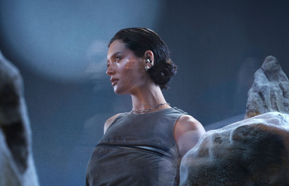 Słuchawki powietrzne BOSE Ultra Open klasa wodoodporności IPX4, osoba z założonymi słuchawkami powietrznymi