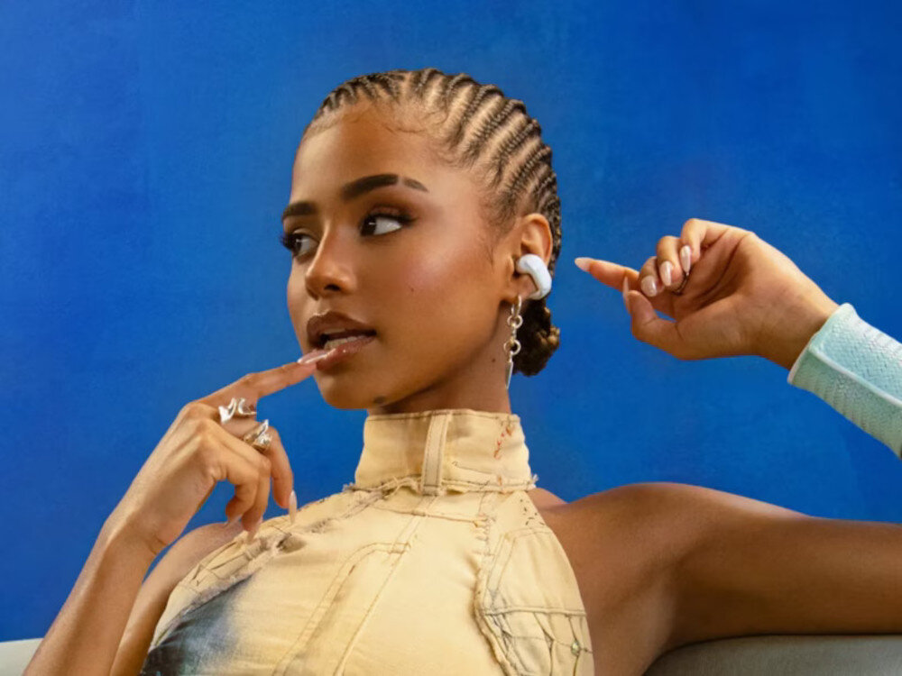 Słuchawki powietrzne BOSE Ultra Open Diamond 60th Edition otwarta konstrukcja i technologia OpenAudio, osoba z założonymi słuchawkami powietrznymi