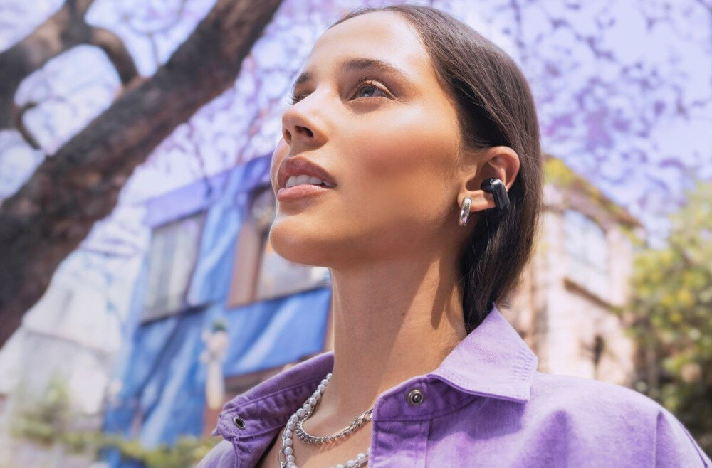 Słuchawki powietrzne BOSE Ultra Open Diamond 60th Edition aplikacja BOSE regulacja EQ i sterowanie, osoba z założonymi słuchawkami powietrznymi