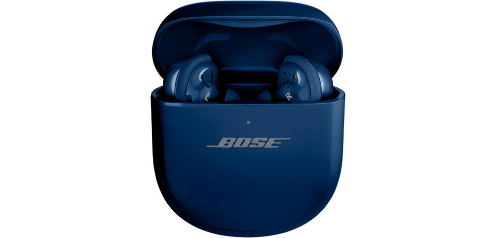 Słuchawki dokanałowe BOSE QuietComfort Ultra pełne zanurzenie w muzyce komfort brzmienie, etui z funkcją ładowania oraz słuchawkami na białym tle