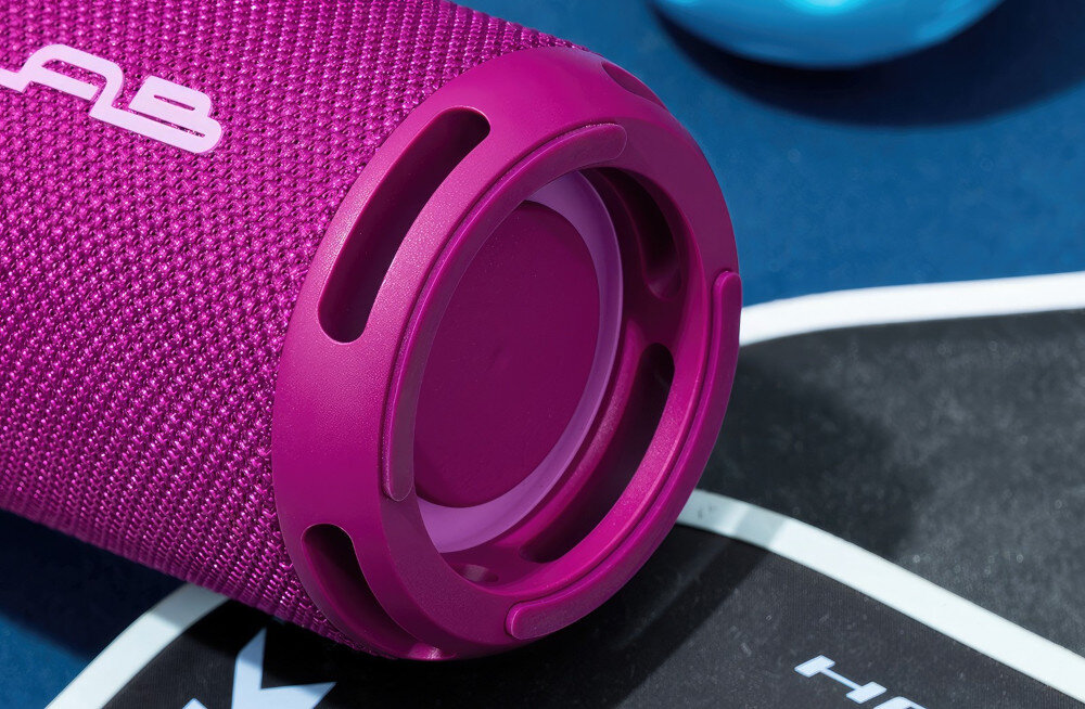 Głośnik JLAB Go Party stereo pairing, lewy i prawy kanał, przestrzenny dźwięk, kadr na głośnik