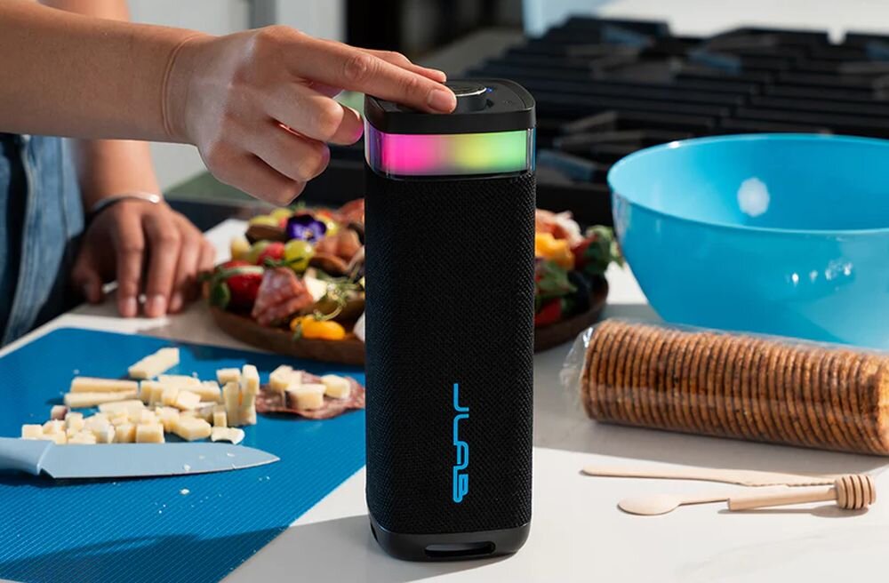 Głośnik mobilny JLAB Jbuds Party moc 30W przetworniki 2.5 cala i bas pasywny, głośnik sotjący na stoliku