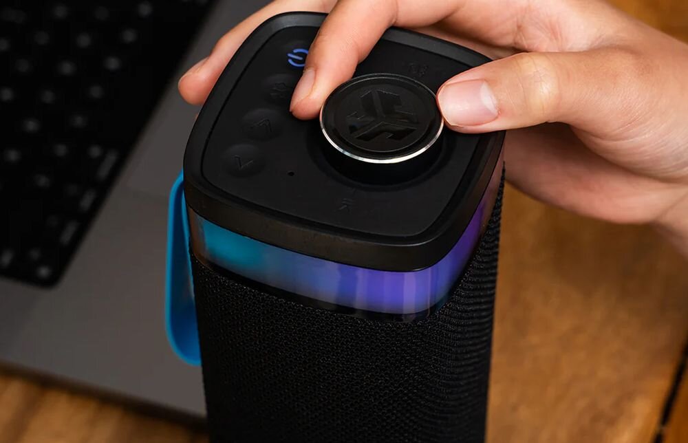 Głośnik mobilny JLAB Jbuds Party 30W dwa przetworniki pełnozakresowe mocne brzmienie, głośnik stojący na biurku obok laptopa