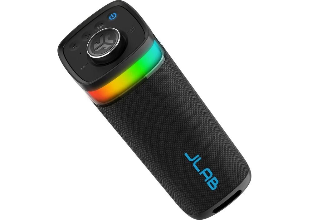 Głośnik mobilny JLAB Jbuds Party kompaktowe wymiary uchwyt transport mobilność, głośnik po skosie na białym tle
