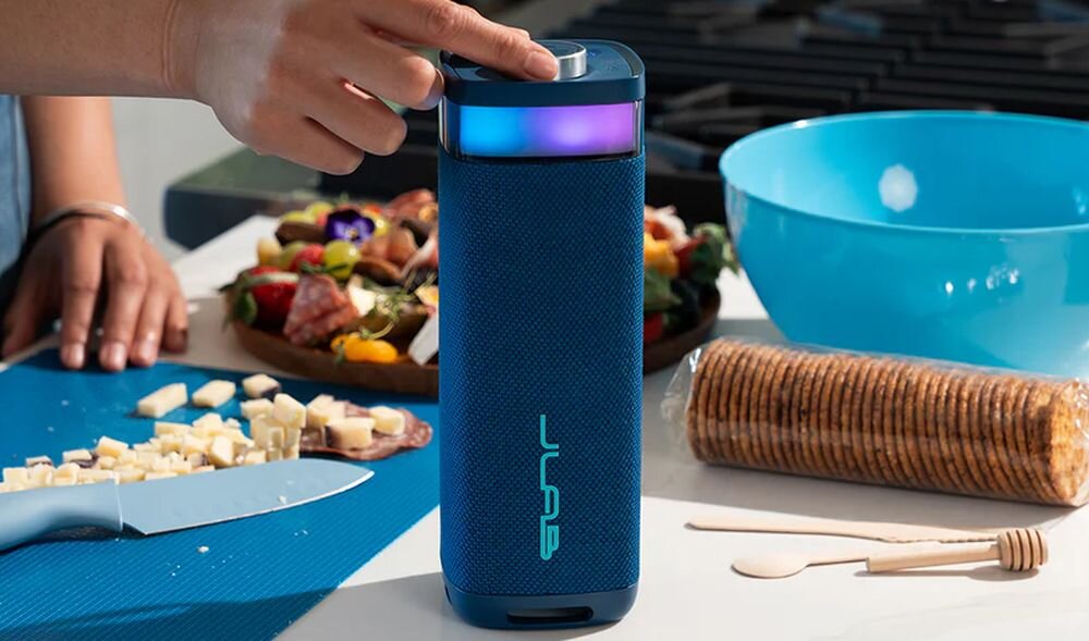 Głośnik mobilny JLAB Jbuds Party moc 30W przetworniki 2.5 cala i bas pasywny, głośnik sotjący na stoliku