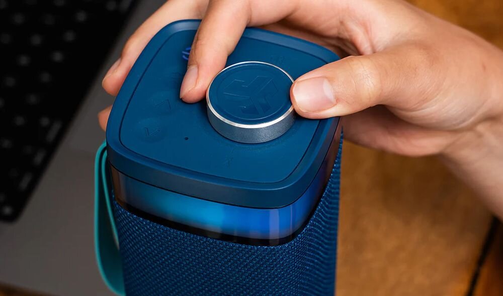 Głośnik mobilny JLAB Jbuds Party 30W dwa przetworniki pełnozakresowe mocne brzmienie, głośnik stojący na biurku obok laptopa