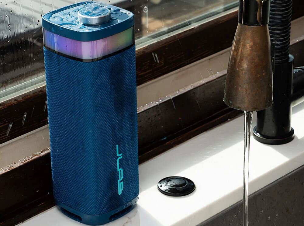 Głośnik mobilny JLAB Jbuds Party IP56 odporność na zachlapanie warunki zewnętrzne, głośnik stojący przy umywalce ochlapany wodą