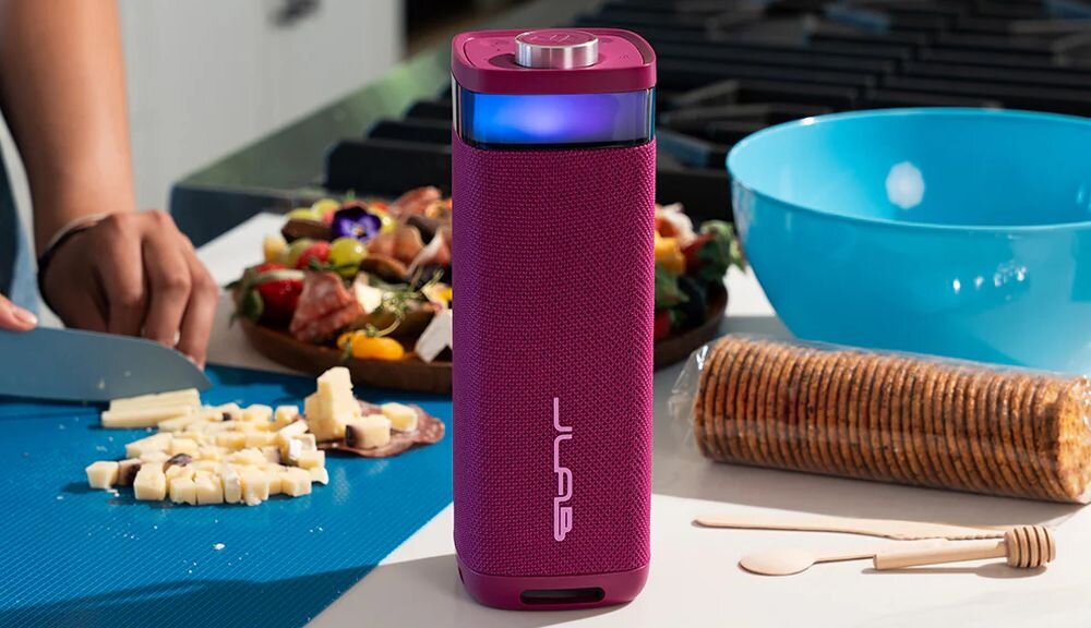 Głośnik mobilny JLAB Jbuds Party moc 30W przetworniki 2.5 cala i bas pasywny, głośnik sotjący na stoliku