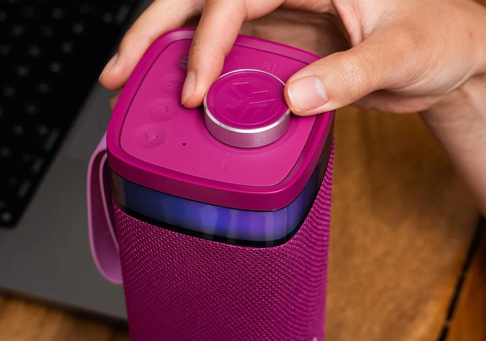 Głośnik mobilny JLAB Jbuds Party 30W dwa przetworniki pełnozakresowe mocne brzmienie, głośnik stojący na biurku obok laptopa