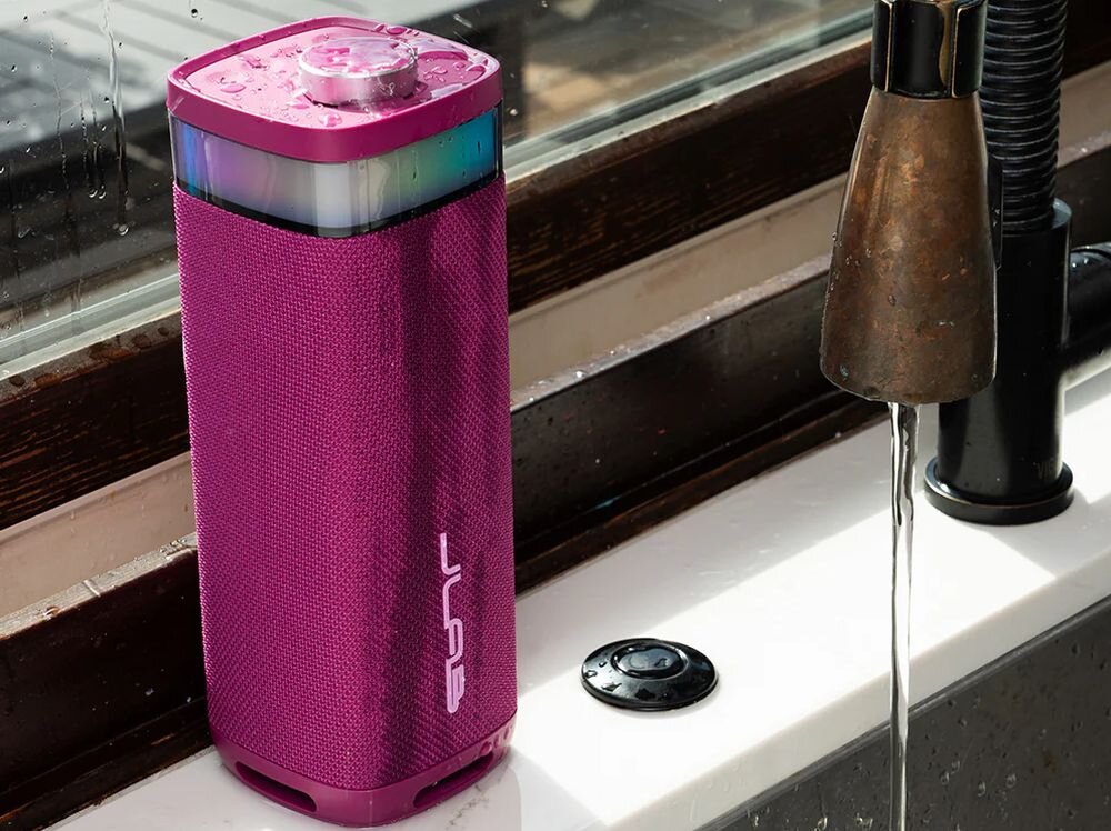 Głośnik mobilny JLAB Jbuds Party IP56 odporność na zachlapanie warunki zewnętrzne, głośnik stojący przy umywalce ochlapany wodą
