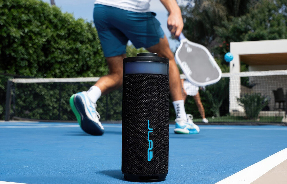 Głośnik JLAB Go Party z uchwytem do przenoszenia i zawieszania, głośnik stojący na korcie tenisowym