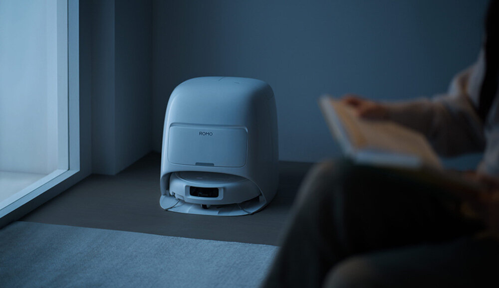 Robot sprzątający DJI Romo S Stacja z funkcją czyszczenia współpracuje ze stacją bazową samoczyszczący system ze strumieniem wody o wysokim ciśnieniu siła nacisku otwór ssący o średnicy 16 mm Trzystopniowy system redukcji hałasu