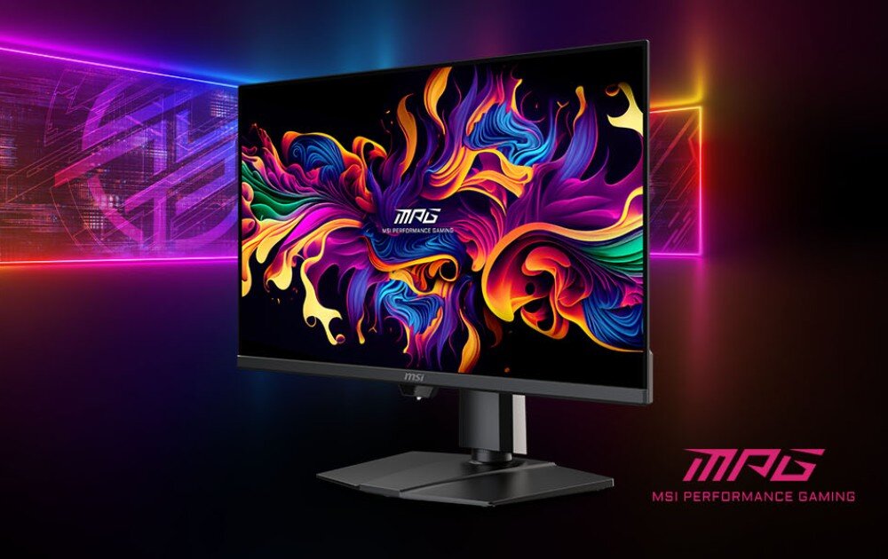 Monitor MSI 271QR QD-OLED X50 Gamingowy monitor wyświetlający na ekranie kolorową, abstrakcyjną grafikę przypominającą dynamiczne smugi dymu w odcieniach fioletu, żółci i błękitu, opis