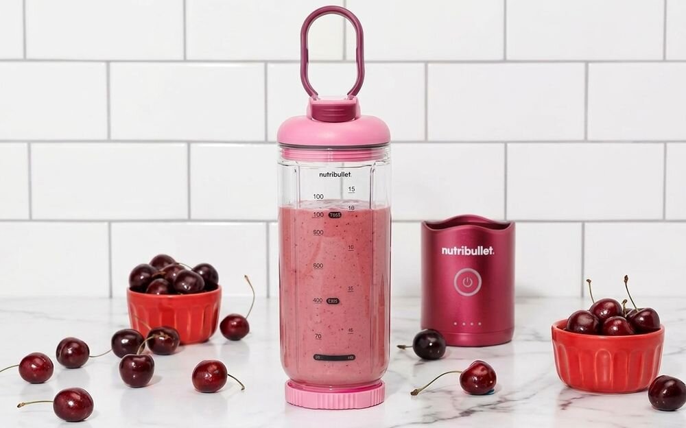 Blender personalny NUTRIBULLET Flex NBP013.BL stojacy na blacie w kuchni