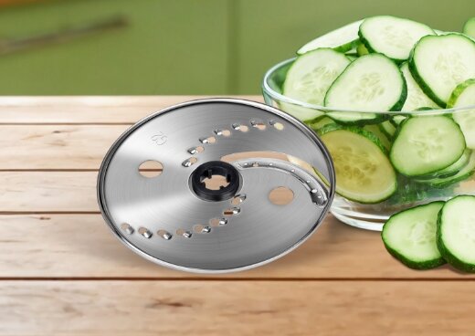 Tarcza do krojenia na kuchennym blacie.