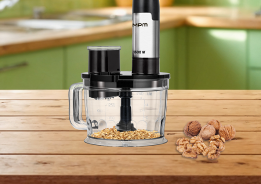 Pojemnik z nożem ze stali na kuchennym blacie. Obok niego smoothie w szklance.