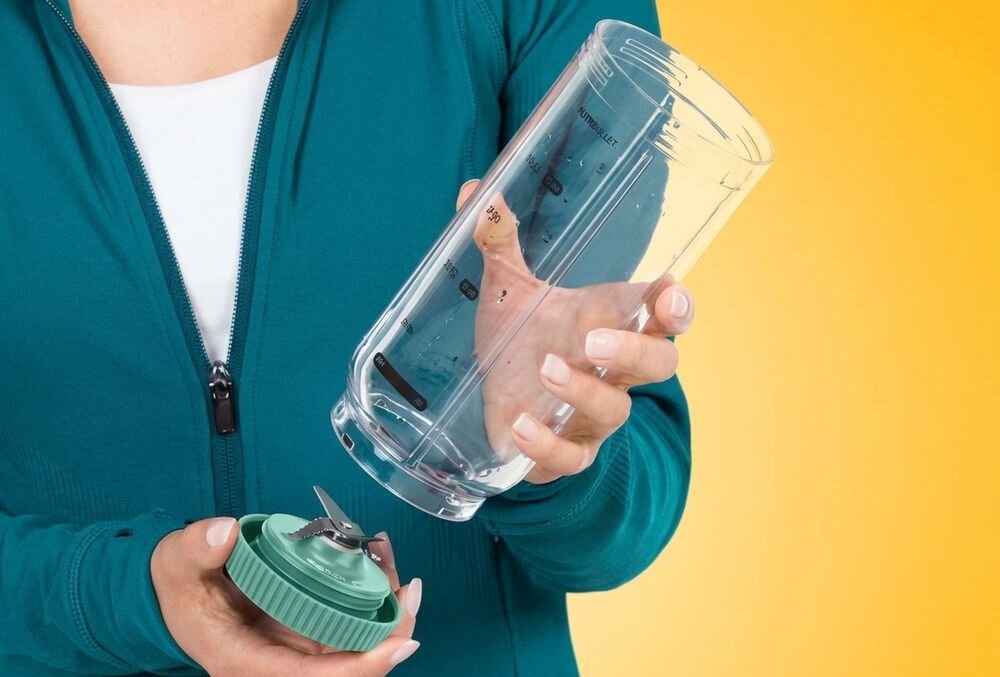 Osoba trzymająca pojemnik z nakładką z ostrzami