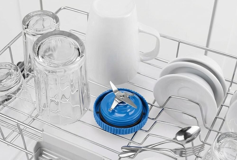 nakrętka z ostrzami leżąca w zmywarce